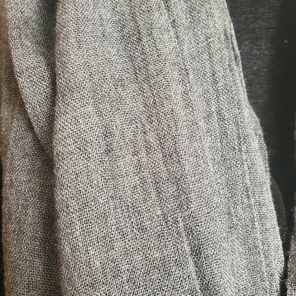 Gray scarf - Picture 2 of 2